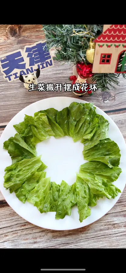 Christmas ritual sense has a hand will be  a Christmas wreath salad  step 0