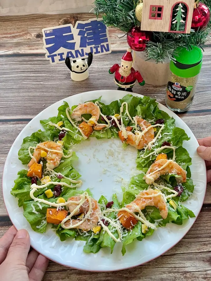 Christmas ritual sense has a hand will be  a Christmas wreath salad 