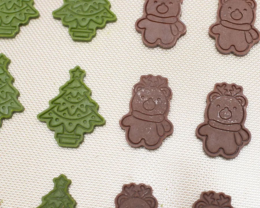 Christmas style printed cookies tutorial with pressure surface leveling and demoulding tips! step 0