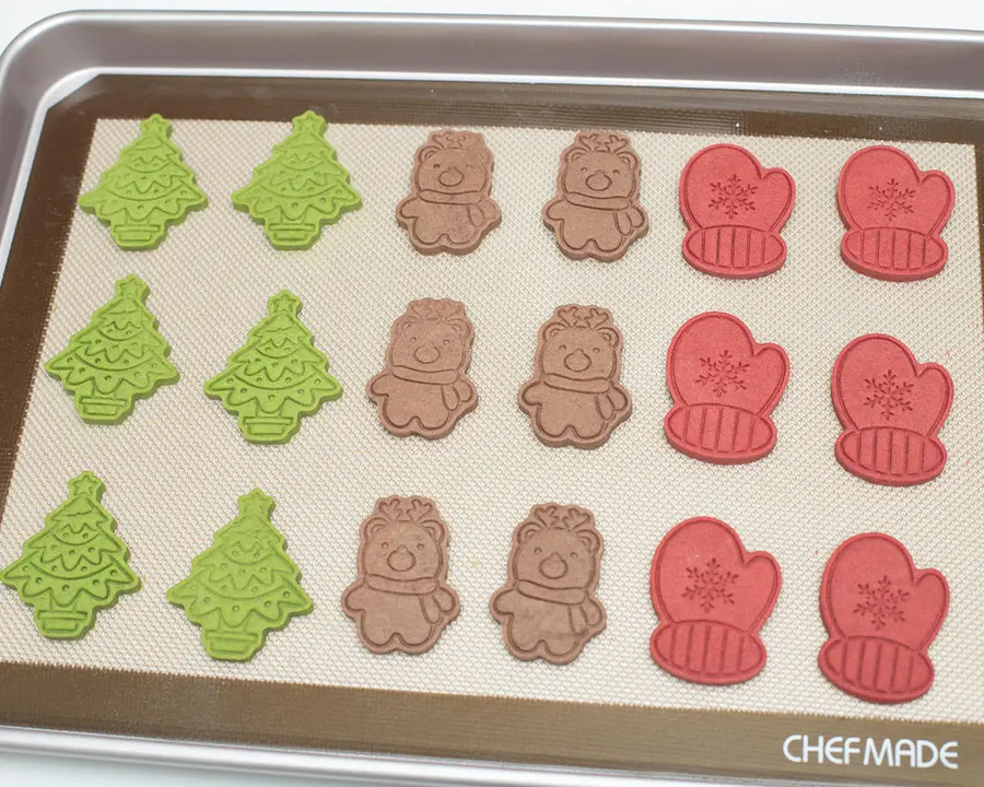 Christmas style printed cookies tutorial with pressure surface leveling and demoulding tips! step 0