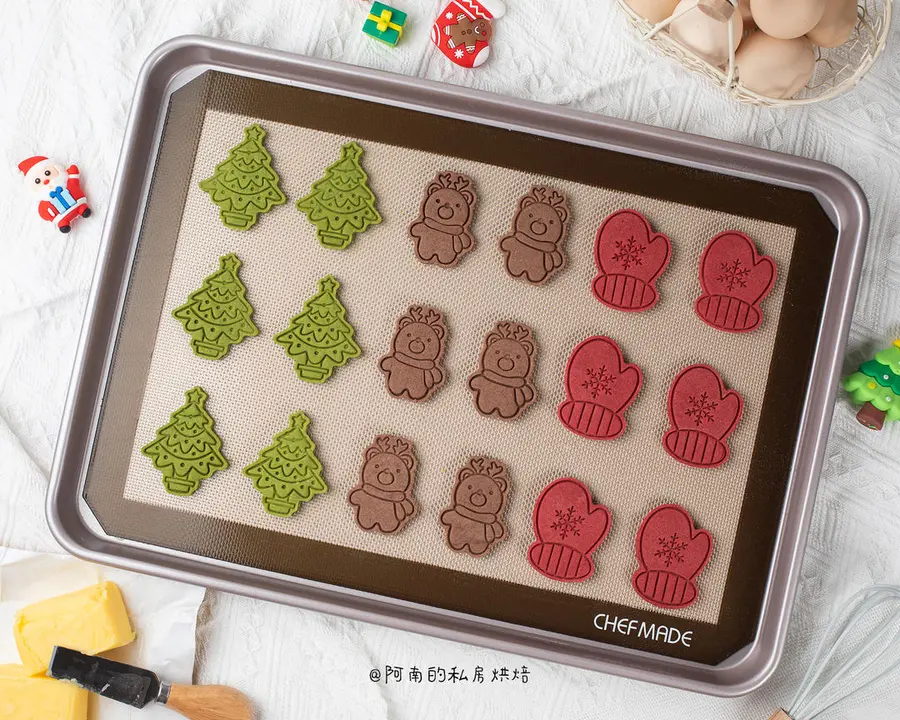 Christmas style printed cookies tutorial with pressure surface leveling and demoulding tips! step 0