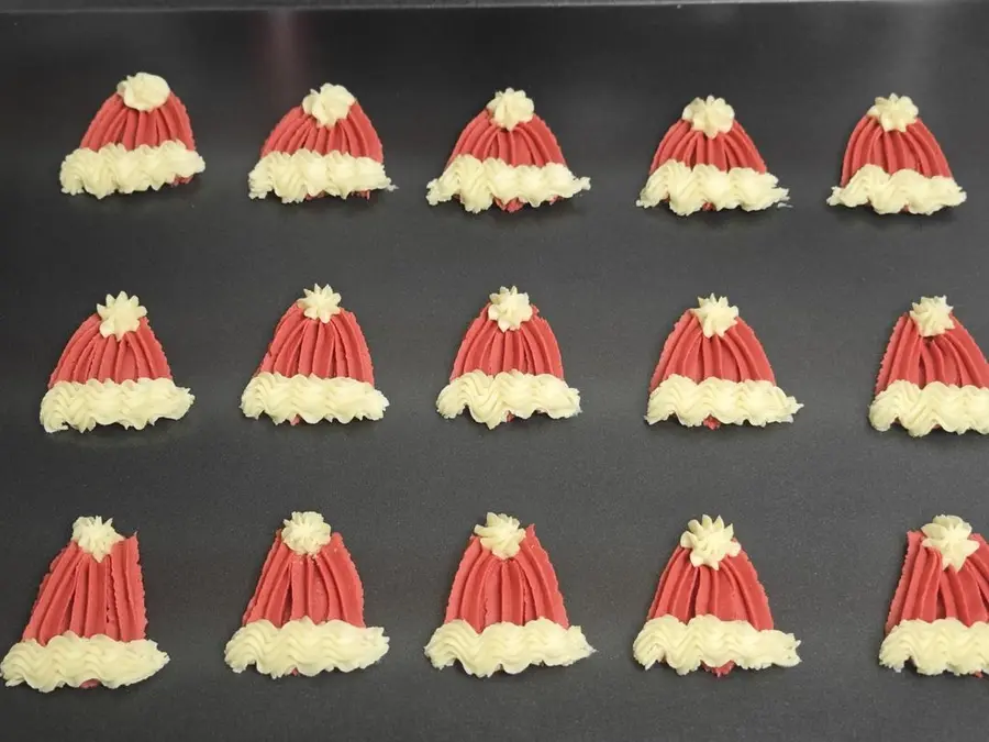 Super cute Santa hat cookies 
It's super simple â— without a mold step 0