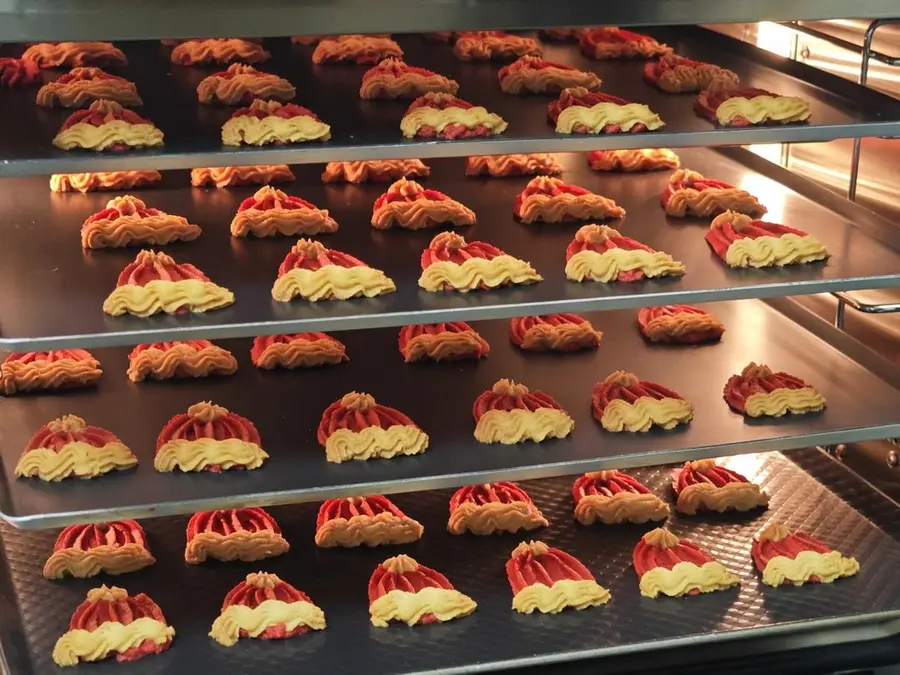 Super cute Santa hat cookies 
It's super simple â— without a mold step 0