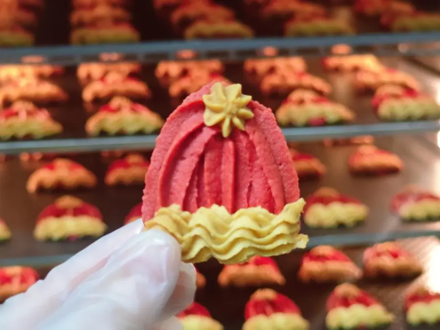 Super cute Santa hat cookies 
It's super simple â— without a mold step 0