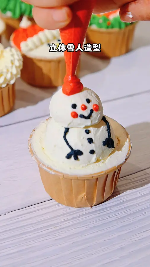 Christmas Cupcakes! The Christmas spirit is in full swing! step 0