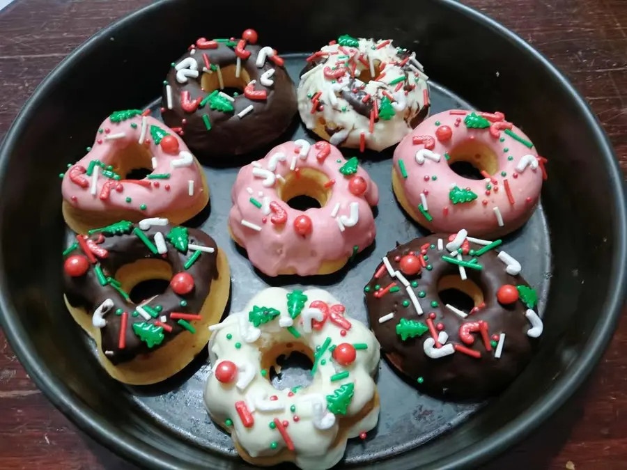 Christmas-style donuts step 0