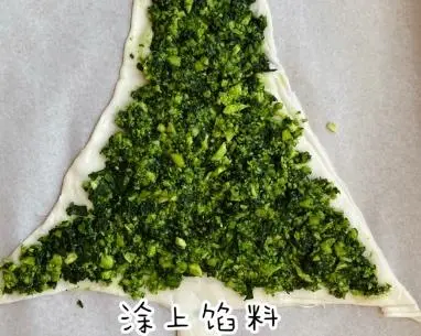 Hand grabbing cake, spinach, Christmas tree , crispy to the slag, no kneading, simple and fast step 0