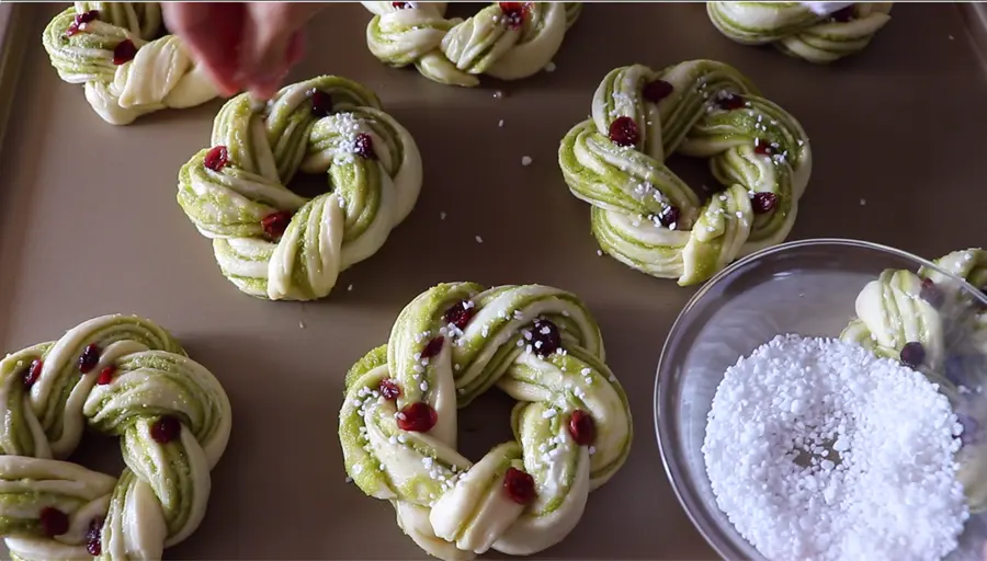 Colorful coconut Christmas wreath step 0