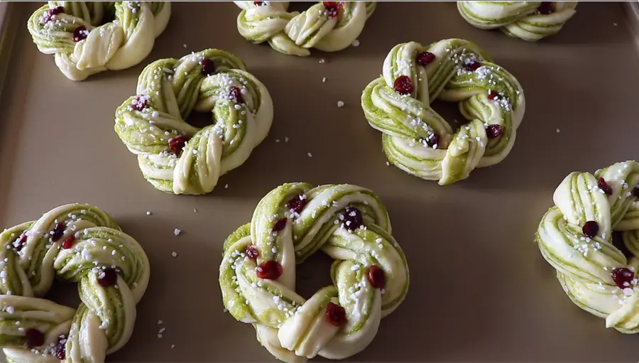 Colorful coconut Christmas wreath step 0