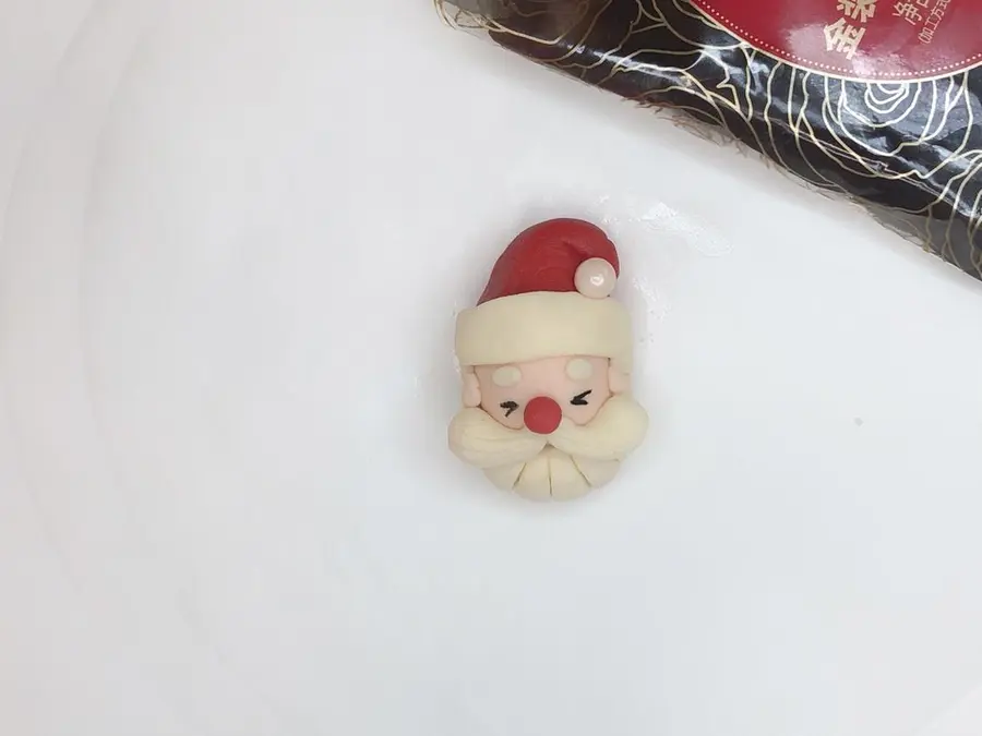 Santa Claus has a bite to eat step 0