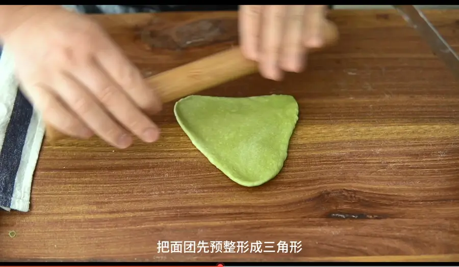 The Christmas atmosphere is full, matcha taro puree Christmas tree bread! step 0