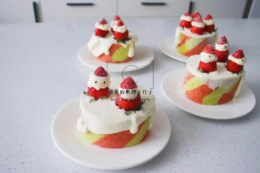 The Christmas atmosphere is full of two-color milk cover strawberry cake rolls step 0