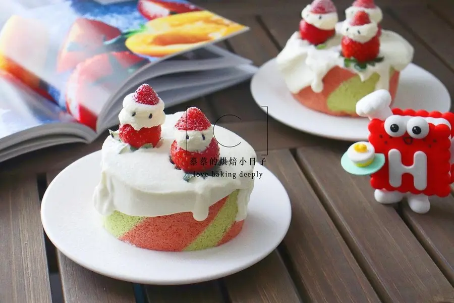 The Christmas atmosphere is full of two-color milk cover strawberry cake rolls step 0