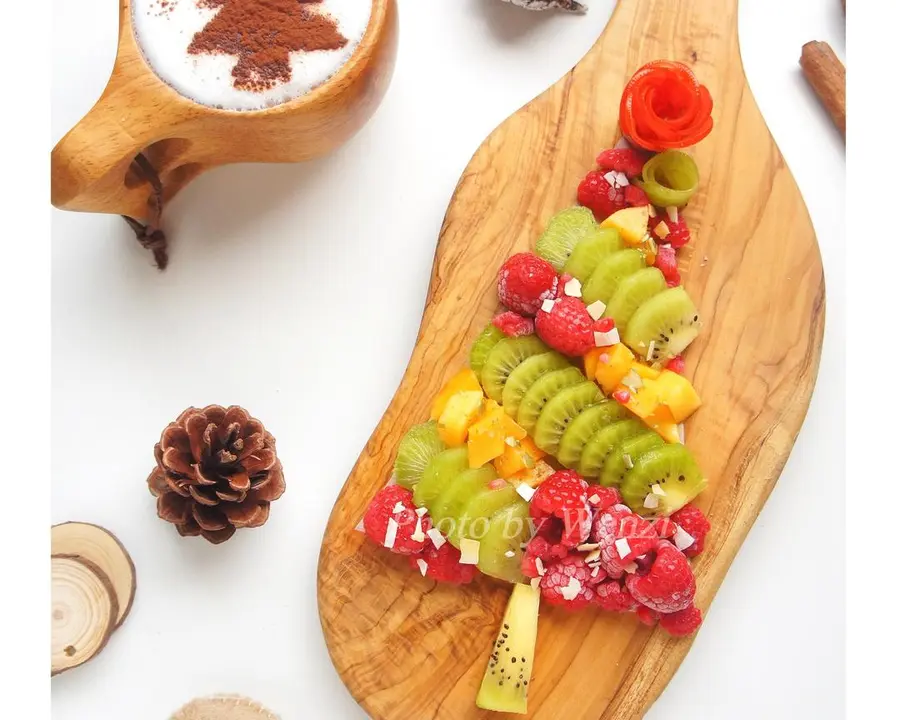 Christmas Table - Christmas Tree Fruit Platter  step 0