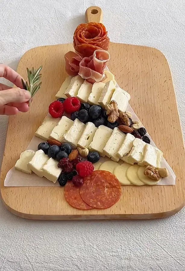 Christmas Table - Christmas Tree Fruit Platter  step 0