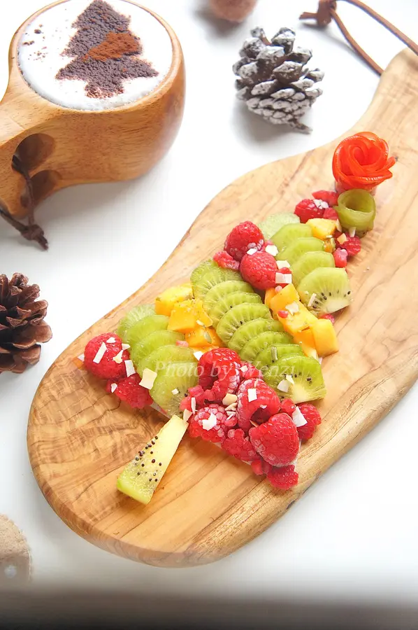 Christmas Table - Christmas Tree Fruit Platter  step 0