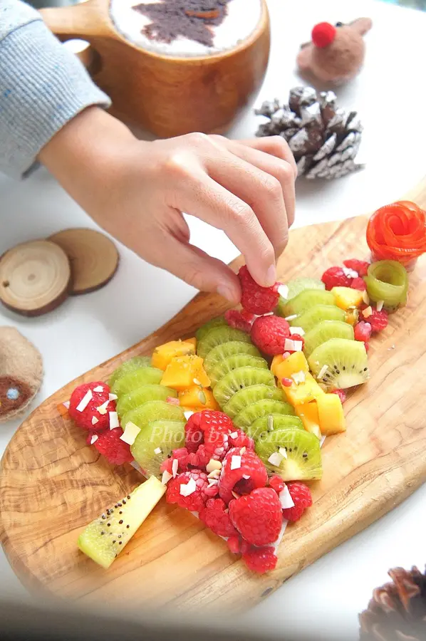 Christmas Table - Christmas Tree Fruit Platter  step 0