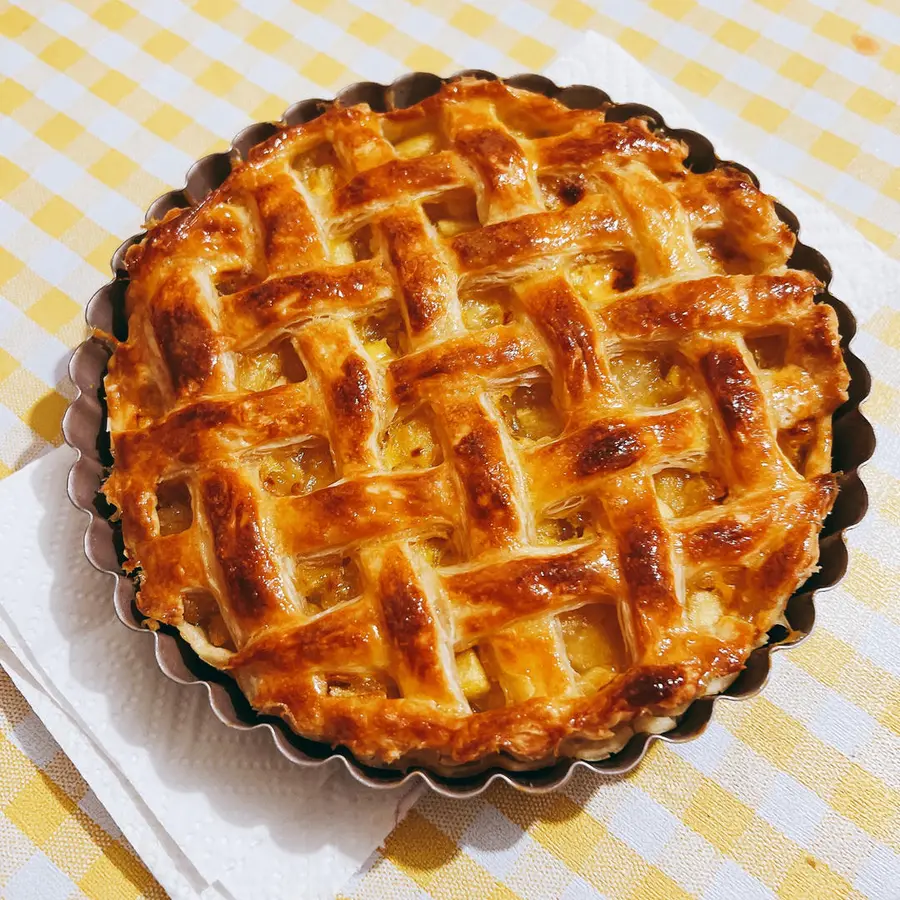 Finger cake Christmas apple pie  with strip cutting skills step 0