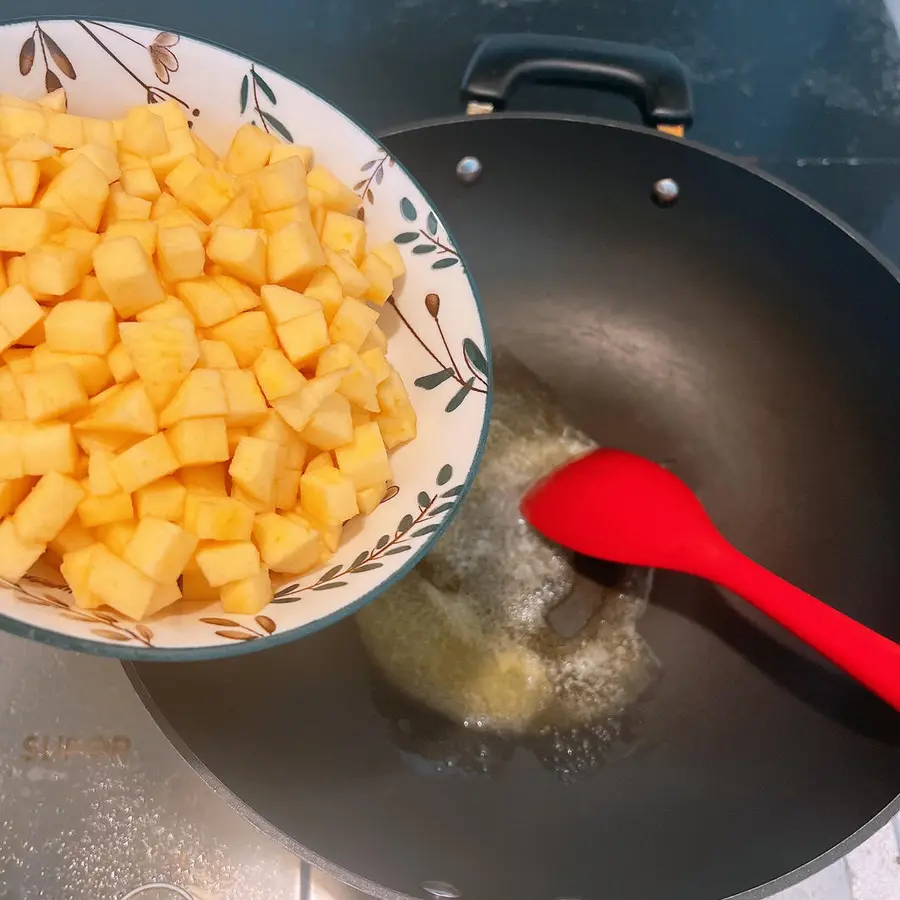 Finger cake Christmas apple pie  with strip cutting skills step 0