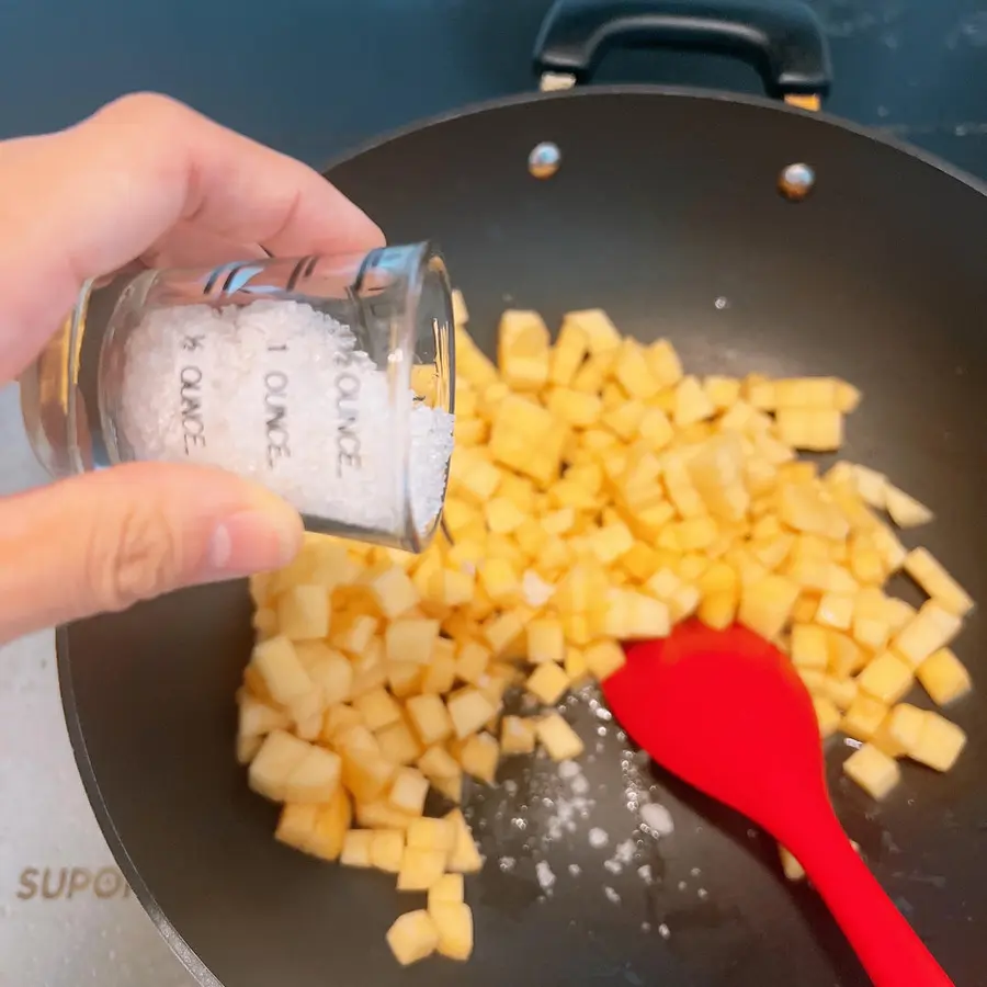 Finger cake Christmas apple pie  with strip cutting skills step 0