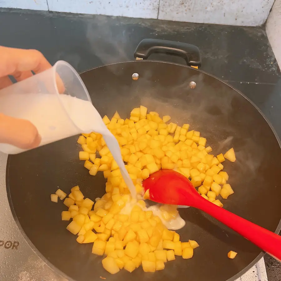 Finger cake Christmas apple pie  with strip cutting skills step 0