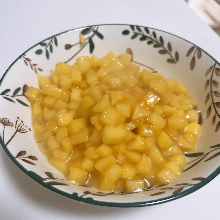 Finger cake Christmas apple pie  with strip cutting skills step 0