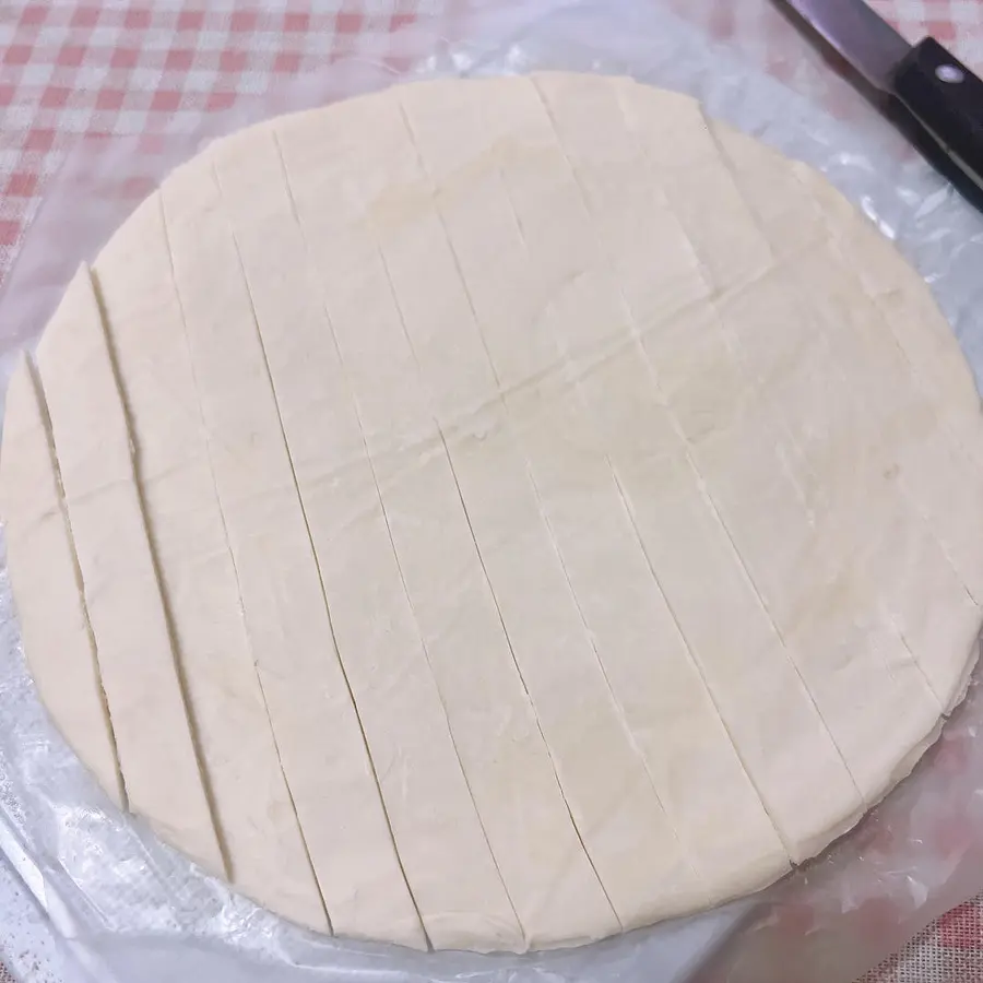 Finger cake Christmas apple pie  with strip cutting skills step 0