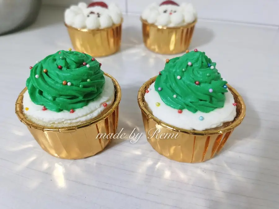 Simple and quick hand  Christmas cupcakes â›„ï¸ and cupcakes step 0