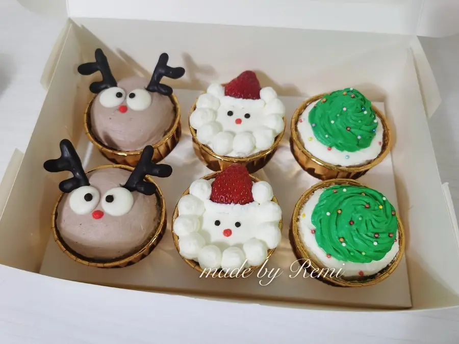 Simple and quick hand  Christmas cupcakes â›„ï¸ and cupcakes step 0