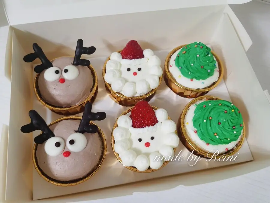 Simple and quick hand  Christmas cupcakes â›„ï¸ and cupcakes step 0