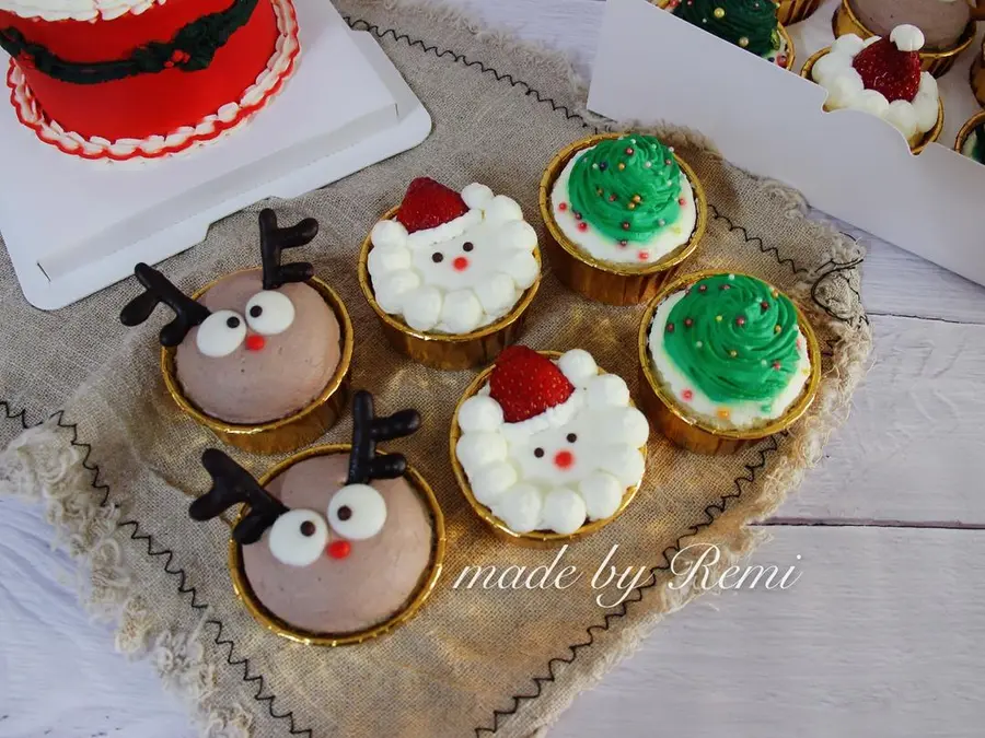 Simple and quick hand  Christmas cupcakes â›„ï¸ and cupcakes step 0