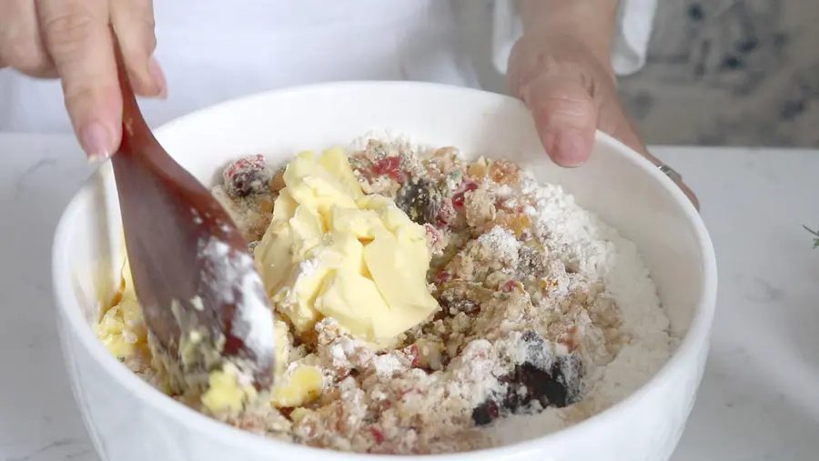 Traditional British no-bake Christmas pudding step 0