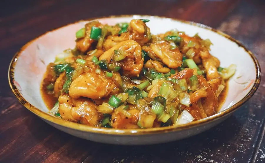 Japanese-style grilled chicken with green onion at the late-night cafeteria step 0