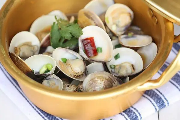 Steamed clams with wine - late-night cafeteria