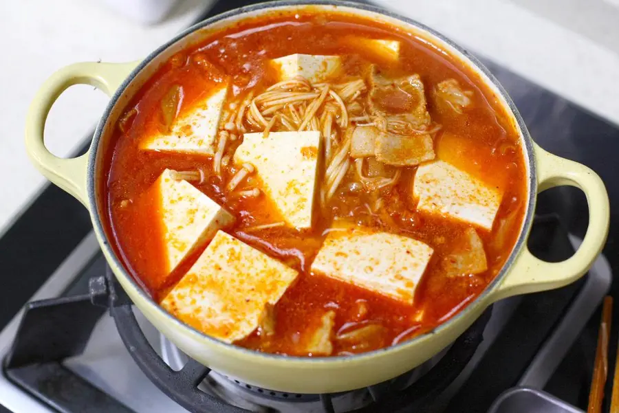 Kimchi tofu pot step 0