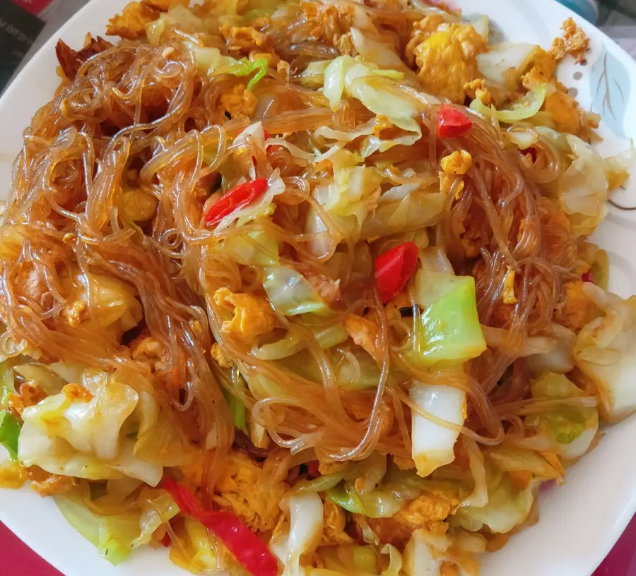 Taste of the university cafeteria: scrambled eggs with cabbage vermicelli