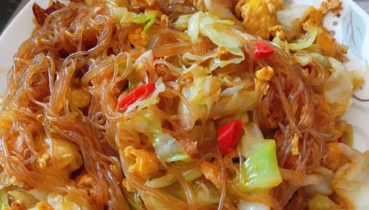 Taste of the university cafeteria: scrambled eggs with cabbage vermicelli