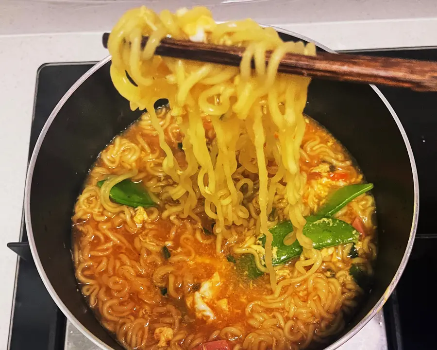 Late-night cafeteria - steaming boiled instant noodles step 0