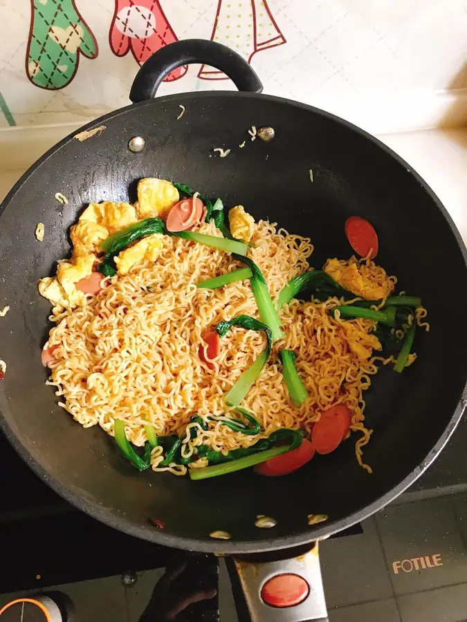 Fried instant noodles are the same in the late-night canteen step 0