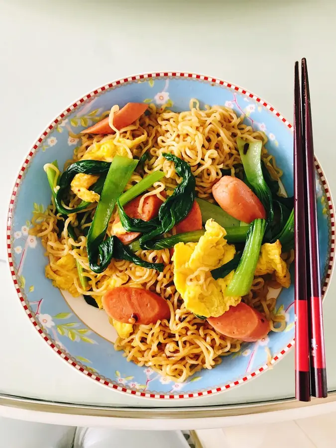 Fried instant noodles are the same in the late-night canteen step 0