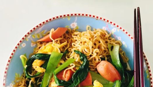 Fried instant noodles are the same in the late-night canteen