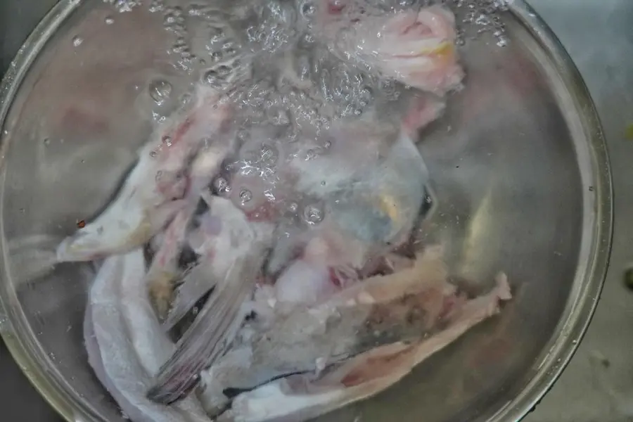 Fish head in a pot step 0