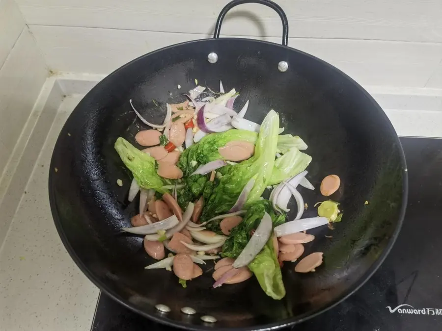 Late-night cafeteria â€” fried instant noodles step 0