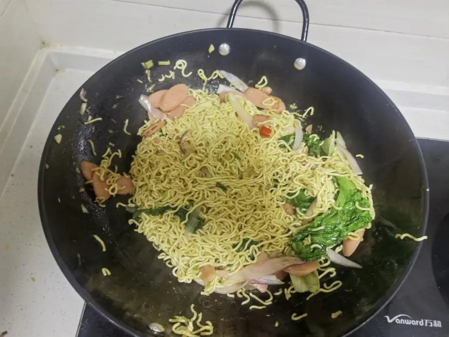 Late-night cafeteria â€” fried instant noodles step 0