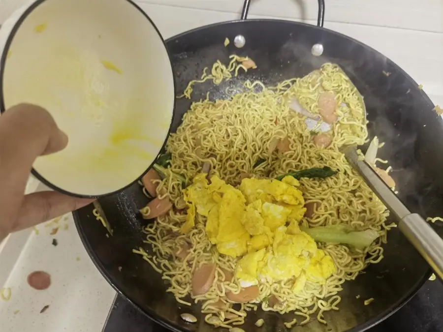 Late-night cafeteria â€” fried instant noodles step 0