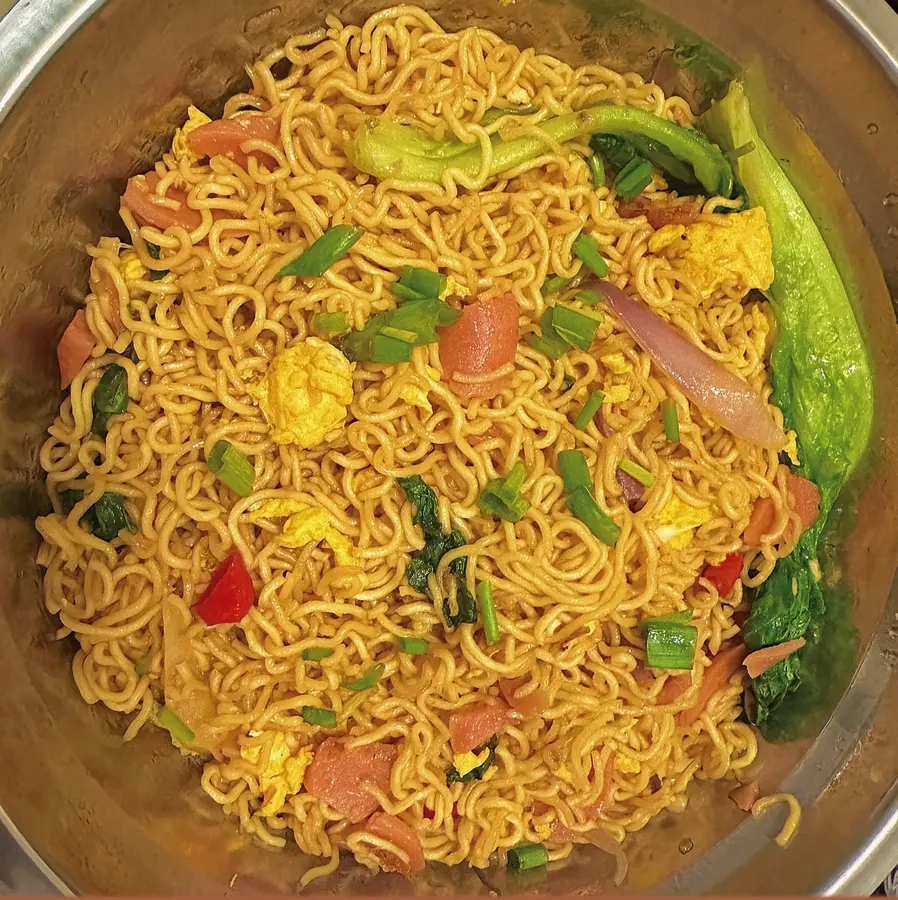 Late-night cafeteria â€” fried instant noodles step 0