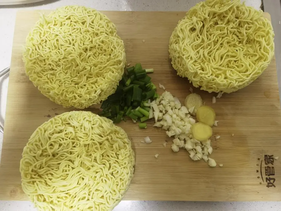 Late-night cafeteria â€” fried instant noodles step 0