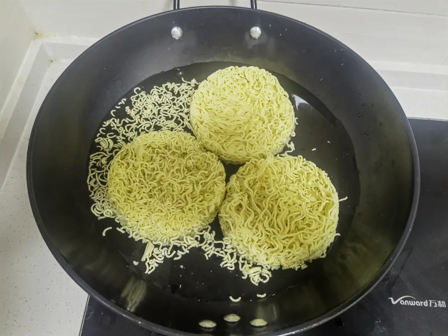 Late-night cafeteria â€” fried instant noodles step 0