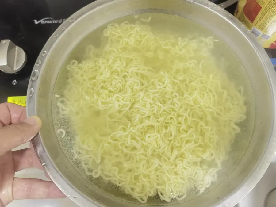 Late-night cafeteria â€” fried instant noodles step 0