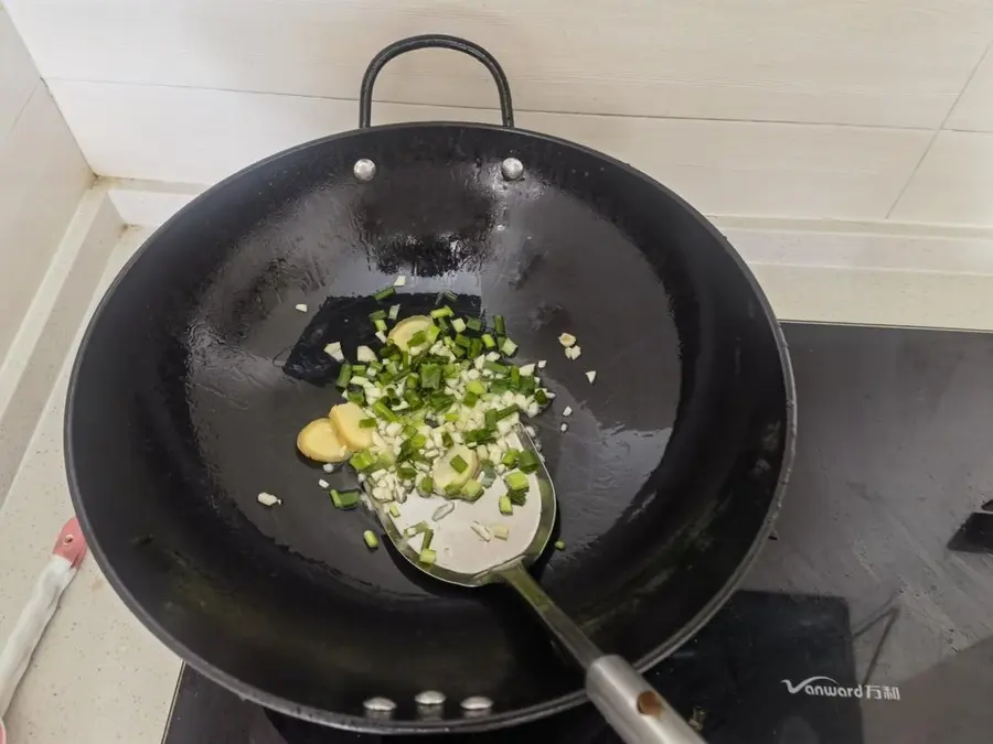 Late-night cafeteria â€” fried instant noodles step 0